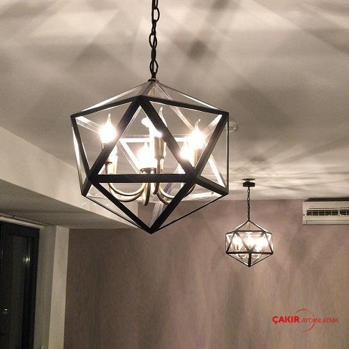 مصباح سوميرتا الأسود المعلق مع تفاصيل نحاسية